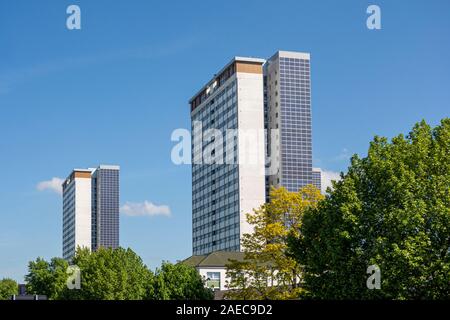 Sonnenkollektoren auf Norland Haus & Stebbing Haus, Hochhaus Bausteine, Edward Woods Estate, Hammersmith und Fulham, London, UK Stockfoto