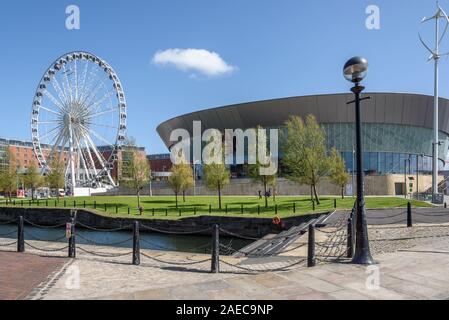 LIVERPOOL, Großbritannien-05 Mai, 2015; ein Riesenrad ist in der Nähe von Liverpool Echo Arena auf Liverpool Uferpromenade am Albert Dock befindet. Stockfoto