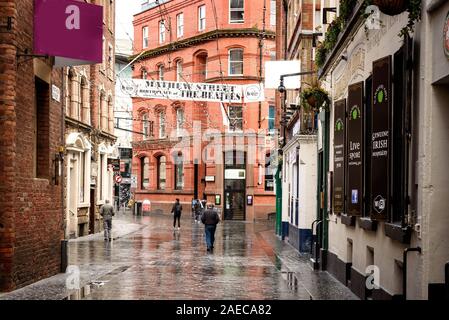 LIVERPOOL, ENGLAND - Mai 10th, 2015: Mathew Street ist eine Fußgängerzone mit Bars, Restaurants, Discos in Liverpool, Großbritannien Stockfoto