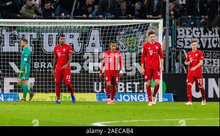 Sport, Fußball, Bundesliga, 2019/2020, Borussia Mönchengladbach gegen FC Bayern München 2-1, Stadion Borussia Park, München Spieler frustriert und enttäuscht über die 1-1 Equalizer Ziel von Rami Ramy Bensebaini (MG) nicht abgebildet, v.l.n.r. Keeper Manuel Neuer (FCB), Jerome Boateng (FCB), Thiago (FCB), Leon Goretzka (FCB), Joshua Kimmich (FCB), DFL-Bestimmungen verbieten die Verwendung von Fotografien als BILDSEQUENZEN UND/ODER QUASI-VIDEO Stockfoto