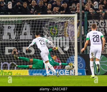 Sport, Fußball, Bundesliga, 2019/2020, Borussia Mönchengladbach gegen FC Bayern München 2-1, Stadion Borussia Park, 2-1 Siegtor in Gladbach, Rami Ramy Bensebaini (MG) links konvertiert eine Strafe, die sich aus einem Foul gegen Keeper Manuel Neuer (FCB), rechts Matthias Ginter (MG), DFL-Bestimmungen verbieten die Verwendung von Fotografien als BILDSEQUENZEN UND/ODER QUASI-VIDEO Stockfoto