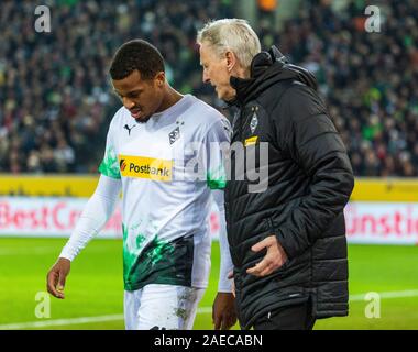 Sport, Fußball, Bundesliga, 2019/2020, Borussia Mönchengladbach gegen FC Bayern München 2-1, Stadion Borussia Park, verletzte Alassane Plädoyer (MG) lässt sich die Tonhöhe, richtige Team Arzt Dr. Stefan Hertl (MG), DFL-Bestimmungen verbieten die Verwendung von Fotografien als BILDSEQUENZEN UND/ODER QUASI-VIDEO Stockfoto