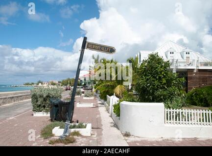 Den schiefen Murphy Alley street sign in Cockburn Town, dem beliebten Urlaubsziel auf der Insel Grand Turk (Turks- und Caicosinseln). Stockfoto