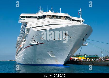 Am Morgen der Kreuzfahrt Schiff angedockt in Nassau (Bahamas). Stockfoto