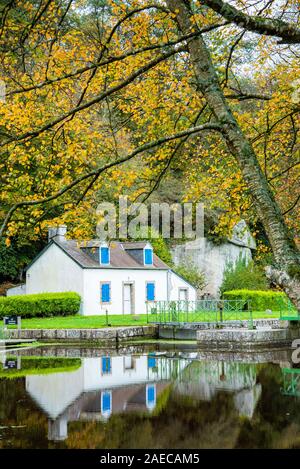 Herbst auf dem Kanal von Nantes nach Brest. Ein kleines weißes Schloss Haus im Wasser am Rand einer Sperre wider Stockfoto