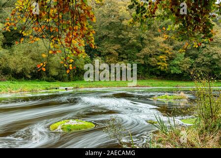 Lange Belichtung auf dem Kanal von Nantes nach Brest. Die Schaufstoffunterlagen geometrischen Linien Trace in der schwachen Strom zwischen zwei Schleusen Stockfoto