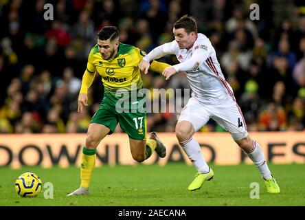 Norwich City Emi Buendia (links) und Sheffield United ist John Fleck (rechts) Kampf um den Ball während der Premier League Spiel im Carrow Road, Norwich. Stockfoto