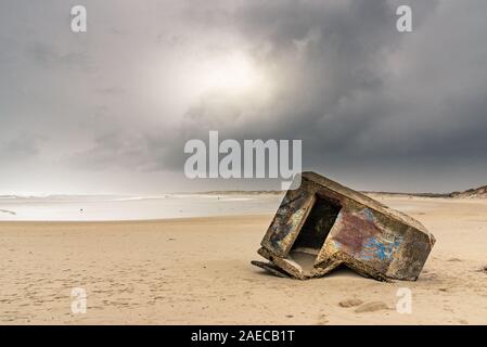 La Torche Strand in der Bretagne im Winter. Die Ruinen einer alten deutschen WWII Bunker scheinen am Strand unter einer bedrohlichen regen Himmel Litze Stockfoto