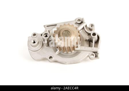 Auto Pumpe auf weißem Hintergrund. Neue Ersatzteile für Autos Stockfoto