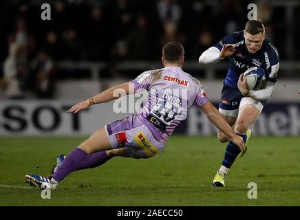 Verkauf Haifische' Chris Ashton wird von Exeter Häuptlinge' Joe Simmonds (links), während die Heineken Europacup Pool zwei Gleichen an den AJ Bell Stadium, Verkauf in Angriff genommen. Stockfoto