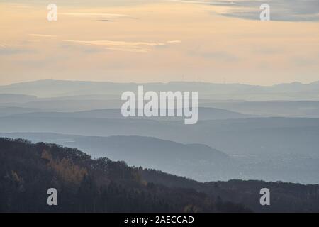 Blick über die Hügel am Rhein im Licht einer herbstlichen am späten Nachmittag Sonne. November Szene. Stockfoto