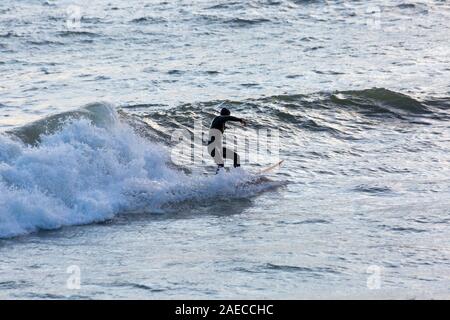 Bournemouth, Dorset UK. 8. Dezember 2019. UK Wetter: Wind und Wellen Zunahme der Größe als Sturm Atiyah Ansätze in Bournemouth Strand als Surfer das Beste aus den Bedingungen zu machen. Credit: Carolyn Jenkins/Alamy leben Nachrichten Stockfoto