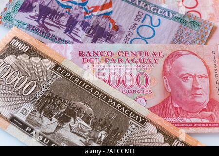 Geld, Paraguay Guaranies, verschiedene Banknoten Stockfoto