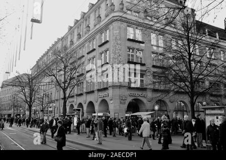 Die Bahnhofstrasse in Zürich an X-M As-Shopping - Zeit voll von Menschen Stockfoto