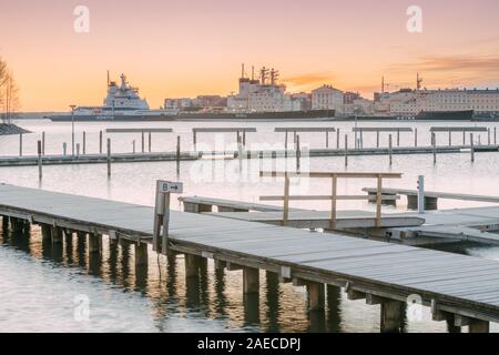 Helsinki, Finnland - 10 Dezember, 2016: Ansicht der Finnischen staatlichen Eisbrecher Kontio und finnischen Eisbrecher Der atle Klasse Sisu-Schiffe. Stockfoto