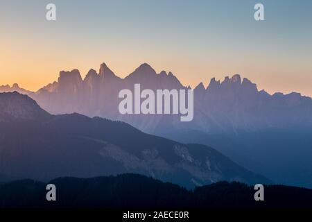 Die Profile der Geislergruppe Berggipfel bei Sonnenaufgang. Der Naturpark Puez-Geisler. Die Dolomiten von Südtirol. Italienische Alpen. Stockfoto