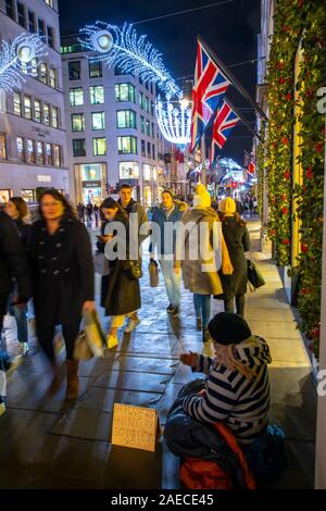 Luxus Geschäfte an der New Bond Street, Bettler, Weihnachten mal in London, Stockfoto