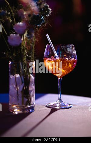 Summer Party cocktails Shot mit isolierten verschwommenen Hintergrund in Osteuropa Baltikum Riga Lettland Stockfoto