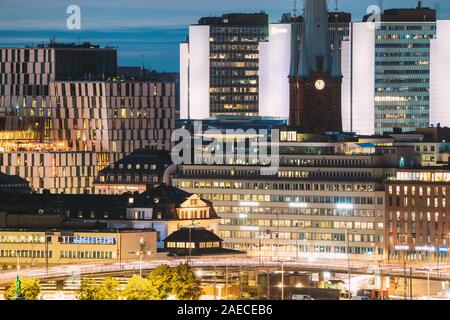 Stockholm, Schweden - 29. Juni 2019: in der Nähe von St. Clara oder der Hl. Klara Kirche und Häuser in der Dämmerung Dämmerung leuchtet. Am Abend ist nachts beleuchtet. Stockfoto