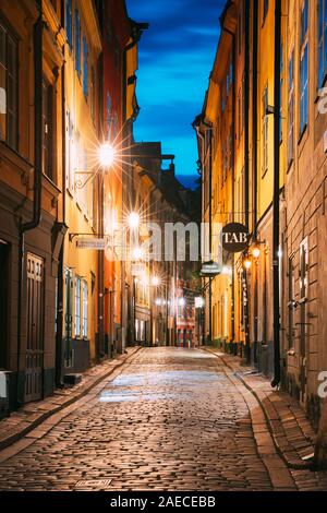 Stockholm, Schweden - 29. Juni 2019: Nacht Blick auf traditionelle Stockholmer Straße. Wohngebiet, gemütliche Straße in der Innenstadt. Palsundsgatan Straße in Hist Stockfoto