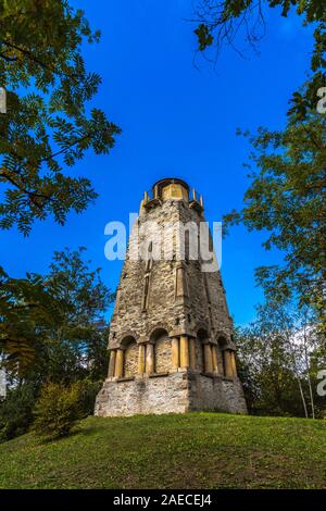 Zelena Hora, Pelhrimov/Tschechische Republik - 13. September 2019: Bismarck Turm aus Stein im 19. Jahrhundert erbaut auf einem Hügel in der Nähe von Cheb. Stockfoto