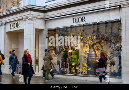 Luxus Geschäfte an der New Bond Street in London, Weihnachtszeit, Dior, Schaufenster, Stockfoto