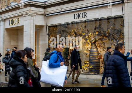 Luxus Geschäfte an der New Bond Street in London, Weihnachtszeit, Dior, Schaufenster, Stockfoto