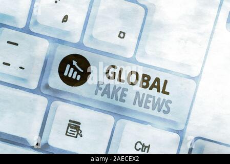 Schreiben Hinweis angezeigt Globale gefälschte Nachrichten. Business Konzept für falsche Informationen Journalismus liegt Desinformation Hoax Stockfoto