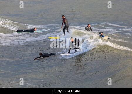 Bournemouth, Dorset UK. 8. Dezember 2019. UK Wetter: Wind und Wellen Zunahme der Größe als Sturm Atiyah Ansätze in Bournemouth Strand als Surfer das Beste aus den Bedingungen zu machen. Credit: Carolyn Jenkins/Alamy leben Nachrichten Stockfoto