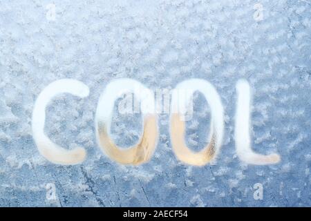 Wort cool von Hand geschrieben auf gefrorenem Glas. Stockfoto