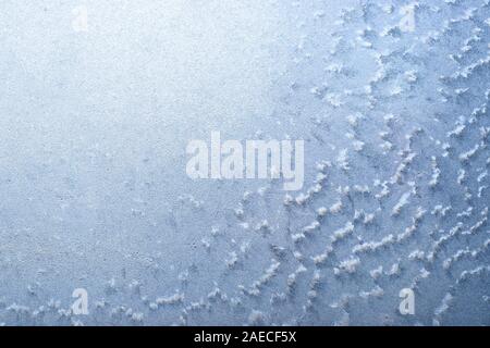 Oberfläche eines Winter gefrorenen Fenster ist Gegenlicht der Sonne außerhalb, Hintergrund, Textur. Stockfoto