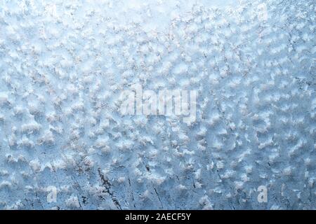 Oberfläche eines Winter gefrorenen Fenster ist Gegenlicht der Sonne außerhalb, Hintergrund, Textur. Stockfoto