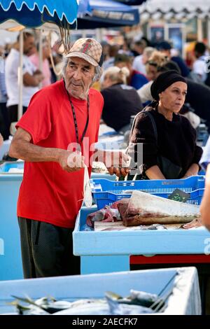 Der Fischmarkt am Alten Hafen von Marseille/Vieux Port de Marseille, Provence, Frankreich, Europa Stockfoto