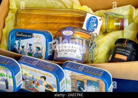 Flasche Pastis mit Sardinen und Gläser lavande und Tapenade, La Maison du Pastis, Vieux Port, Marseille, Frankreich, Europa Stockfoto