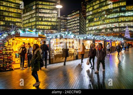 London, Weihnachtsmarkt auf der Themse, in der Nähe der Tower Bridge, Weihnachten durch den Fluss, Ufer Promenade, Bürogebäude am östlichen Ufer der Themse, Tolle Stockfoto