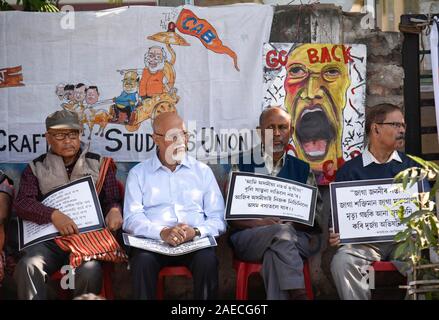 Assam, Indien. 08 Dez, 2019. Protest gegen die Staatsbürgerschaft Änderung Rechnung. Guwahati, Assam, Indien. Vom 8. Dezember 2019. Verschiedene Autoren und Künstler während eines Protestes über die Staatsbürgerschaft Amendment Bill, 2019 (Kabine) in Guwahati, am Sonntag, den 8. Dezember, 2019. Quelle: David Talukdar/Alamy leben Nachrichten Stockfoto