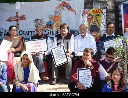 Assam, Indien. 08 Dez, 2019. Protest gegen die Staatsbürgerschaft Änderung Rechnung. Guwahati, Assam, Indien. Vom 8. Dezember 2019. Verschiedene Autoren und Künstler während eines Protestes über die Staatsbürgerschaft Amendment Bill, 2019 (Kabine) in Guwahati, am Sonntag, den 8. Dezember, 2019. Quelle: David Talukdar/Alamy leben Nachrichten Stockfoto