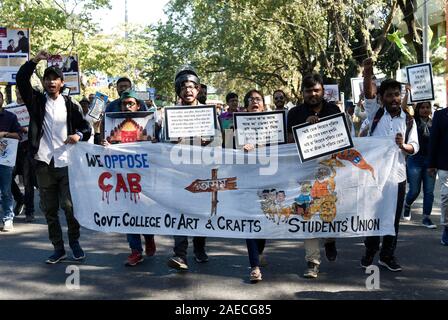 Assam, Indien. 08 Dez, 2019. Protest gegen die Staatsbürgerschaft Änderung Rechnung. Guwahati, Assam, Indien. Vom 8. Dezember 2019. Verschiedene Autoren und Künstler während eines Protestes über die Staatsbürgerschaft Amendment Bill, 2019 (Kabine) in Guwahati, am Sonntag, den 8. Dezember, 2019. Quelle: David Talukdar/Alamy leben Nachrichten Stockfoto