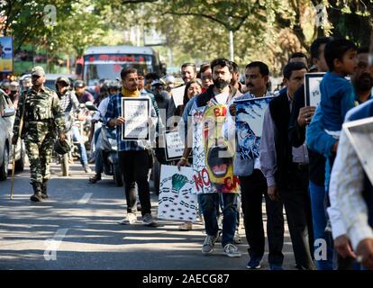 Assam, Indien. 08 Dez, 2019. Protest gegen die Staatsbürgerschaft Änderung Rechnung. Guwahati, Assam, Indien. Vom 8. Dezember 2019. Verschiedene Autoren und Künstler während eines Protestes über die Staatsbürgerschaft Amendment Bill, 2019 (Kabine) in Guwahati, am Sonntag, den 8. Dezember, 2019. Quelle: David Talukdar/Alamy leben Nachrichten Stockfoto