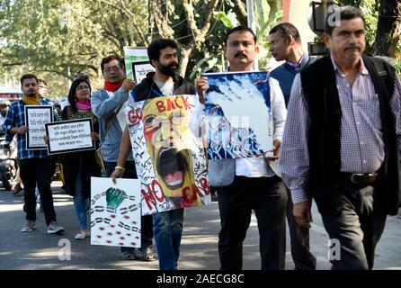 Assam, Indien. 08 Dez, 2019. Protest gegen die Staatsbürgerschaft Änderung Rechnung. Guwahati, Assam, Indien. Vom 8. Dezember 2019. Verschiedene Autoren und Künstler während eines Protestes über die Staatsbürgerschaft Amendment Bill, 2019 (Kabine) in Guwahati, am Sonntag, den 8. Dezember, 2019. Quelle: David Talukdar/Alamy leben Nachrichten Stockfoto