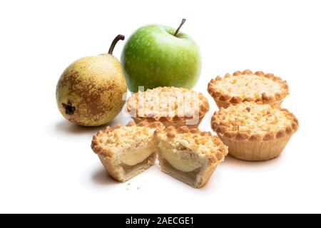 Mini Apfel und Birne Pudding streusel Torten isoliert auf weißem Stockfoto