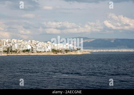 Die Stadt Athen mit weissen Häusern vom Meer aus gesehen. Griechische Küste, Europa Stockfoto