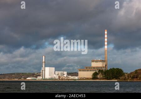 Aghada, Cork, Irland. 06 Dezember, 2019 - Die ESB-Kraftwerk Aghada, Co Cork, Irland, ist als einer der effizientesten und Duschgels reinigt. Stockfoto