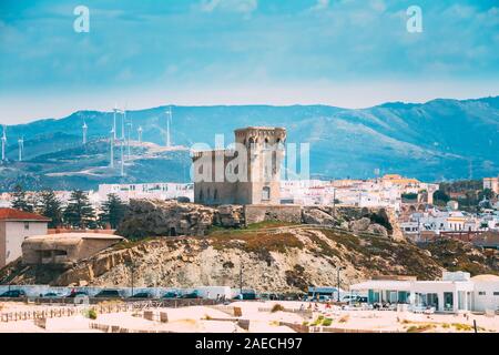 Alte mittelalterliche Burg Turm in Tarifa, Andalusien, Spanien. Das Schloss von Schloss St. Catalina. Stockfoto