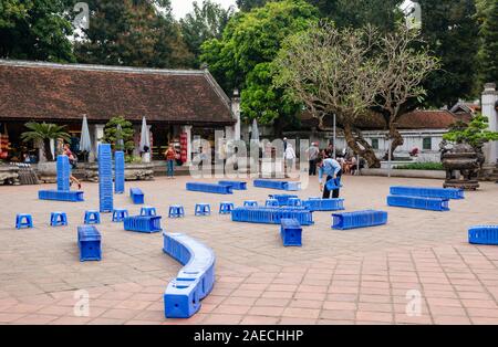 Vorbereitung für die Veranstaltung mit Plastik Schemel im Innenhof, Tempel der Literatur, Hanoi, Vietnam Stockfoto