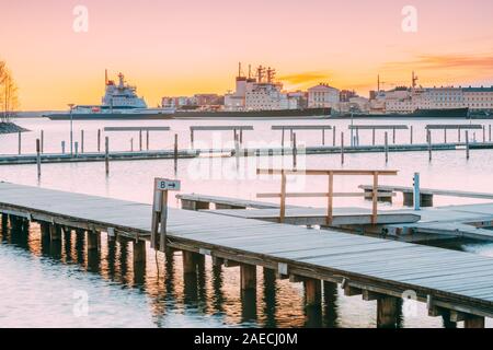 Helsinki, Finnland. Ansicht der finnischen Eisbrecher Schiffe. Winter Morning Sunrise. Stockfoto