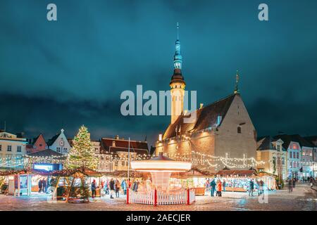 Tallinn, Estland. Traditionelle Weihnachtsmarkt und Karussell auf dem Rathausplatz. Weihnachtsbaum und Handelshäuser mit Verkauf von Weihnachten Geschenke, Süße Stockfoto