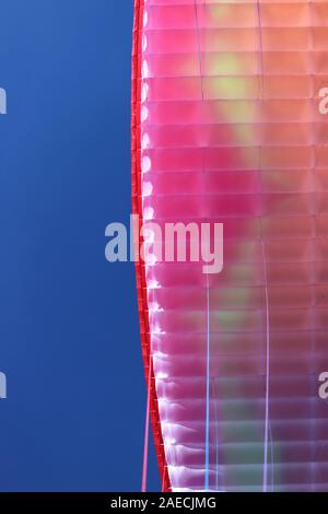 Die bunten Flügel eines Gleitschirms im Flug mit Luft aufgeblasen Stoff Zellen. Extreme air Sports Hintergrund. Stockfoto