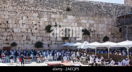 Jerusalem, Israel-June 9,2019: Das Gebet Plaza vor der westlichen Mauer. Der Bereich näher an der Wand ist getrennt nach der Tradition. Stockfoto