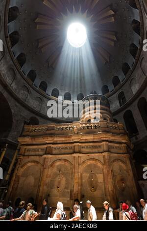 Die Kirche des Heiligen Grabes in der alten Stadt Jerusalem gilt als der Ort, wo Jesus begraben wurde. Das Grab von Jesus ist im Inneren befindet. Stockfoto